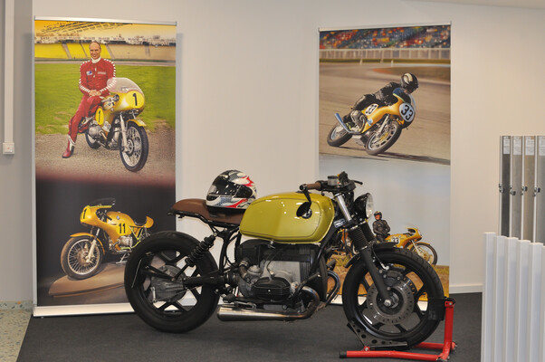In der Ausstellung steht auch eine BWM.