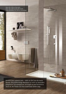 Gezeigt wird eine Anwendung mit IGA Casa an der Wand und IGA Ambra auf dem Boden. Wand: 40 x 120 cm, Grau matt; Dekor: 40 x 120 cm, Grau 3D Lamelle; Boden: IGA Ambra, 25 x 150 cm, Dunkelbeige