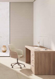 Rechter Teil vom Bild, zeigt einen Schreibtisch