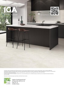 Eine Küchenlandschaft mit Kücheninsel und IGA Urban Fliesen im Wand- und Bodenbereich.