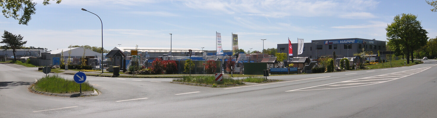 Der Happe Baustoffmarkt in Delbrueck im Lindenweg 2. Blick von der Landstraße auf das Gelände.